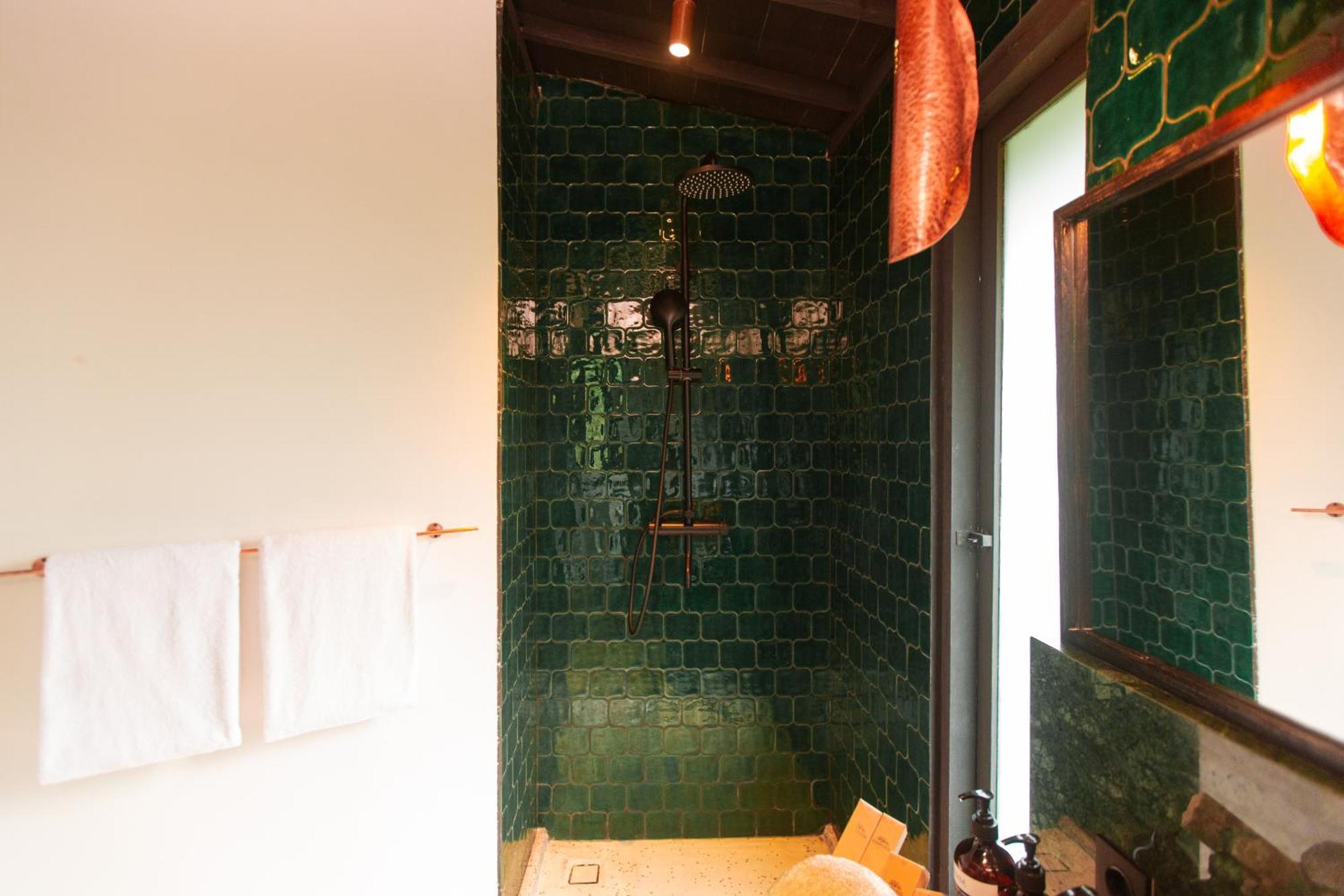 Oshom Bali At Nuanu Creative City Selemadeg Rum bild